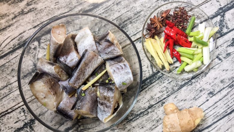 红烧无头鱼,把食材清洗干净,准备材料:<a style='color:red;display:inline-block;' href='/shicai/ 8934'>无头鱼</a>
<a style='color:red;display:inline-block;' href='/shicai/ 3250'>葱</a>、<a style='color:red;display:inline-block;' href='/shicai/ 37'>姜</a>、蒜、红<a style='color:red;display:inline-block;' href='/shicai/ 62'>辣椒</a>、<a style='color:red;display:inline-block;' href='/shicai/ 695'>八角</a>、<a style='color:red;display:inline-block;' href='/shicai/ 700'>花椒</a>
食用油、<a style='color:red;display:inline-block;' href='/shicai/ 718'>料酒</a>、<a style='color:red;display:inline-block;' href='/shicai/ 788'>生抽</a>、<a style='color:red;display:inline-block;' href='/shicai/ 762'>老抽</a>
盐、<a style='color:red;display:inline-block;' href='/shicai/ 756'>鸡精</a>、<a style='color:red;display:inline-block;' href='/shicai/ 720'>胡椒粉</a>
把鱼清洗干净切段放入<a style='color:red;display:inline-block;' href='/shicai/ 718'>料酒</a>、<a style='color:red;display:inline-block;' href='/shicai/ 37'>姜</a>、<a style='color:red;display:inline-block;' href='/shicai/ 3250'>葱</a>腌制半个小时左右去鱼腥味。(蒜拍图片的时候忘记了、后来补锅里了,有蒜的香烧出来的鱼更好吃)