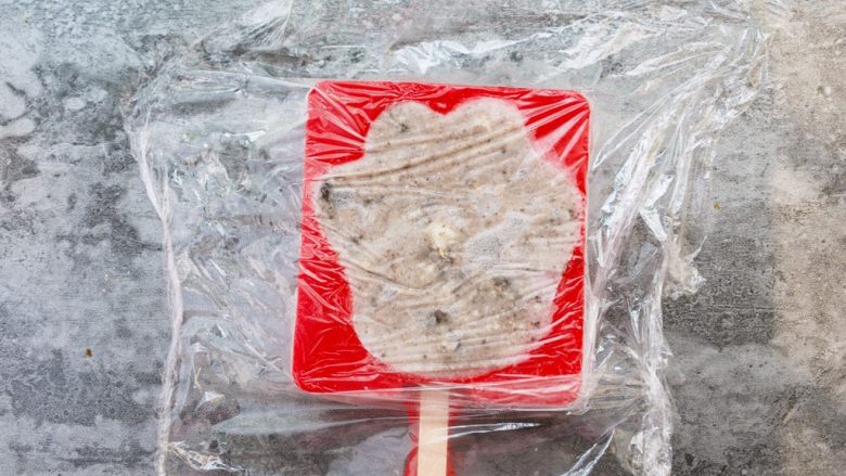 🍪奥利奥酸奶冰棒(简单快手版),酸奶奥利奥糊放入模具中。什么模具都可以。我觉得猫爪的比较可爱。