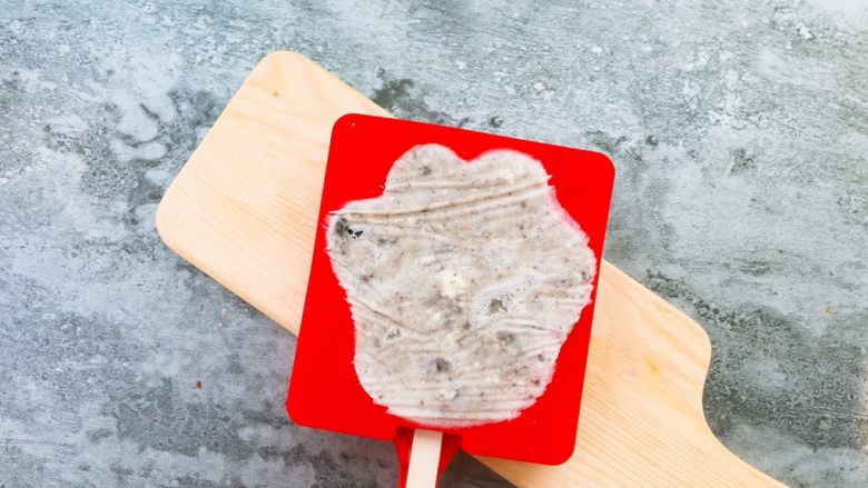 🍪奥利奥酸奶冰棒(简单快手版),放冰箱冷冻四个小时以上就好啦～