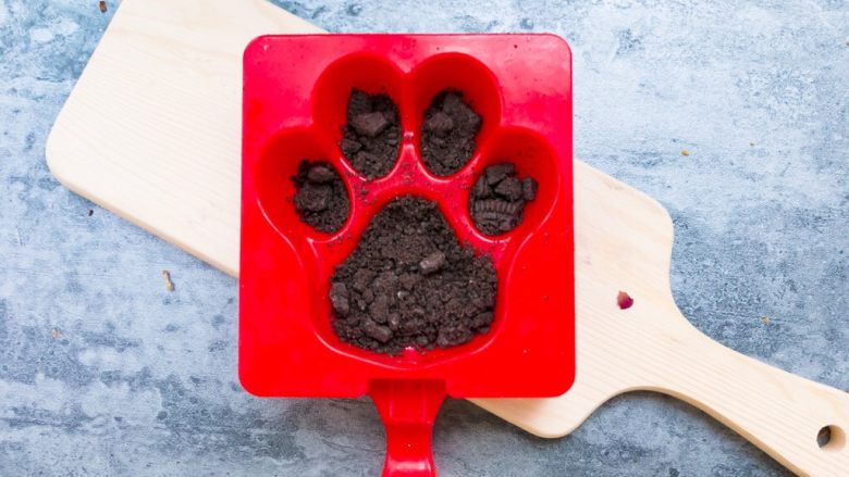 🍪奥利奥酸奶冰棒(简单快手版),首先奥利奥片和夹心分开，奥利奥碎平铺在底部～如果你直接买的奥利奥碎也可以～