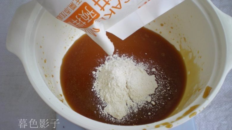 广式蛋黄月饼,搅打到糖浆和油融合即可,放月饼预拌粉