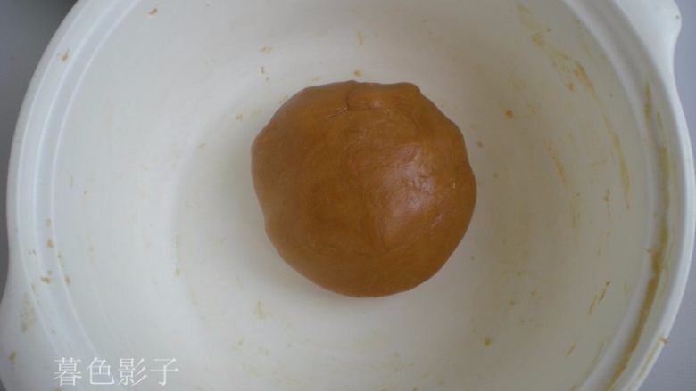 广式蛋黄月饼,揉成团,保鲜膜包好松弛40分钟