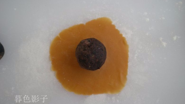 广式蛋黄月饼,擀压的时候,四边薄一些,包上馅料