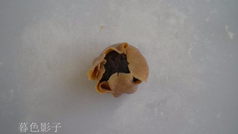 广式蛋黄月饼,收上口这步骤需要耐心了。慢慢的捏面一定要均匀