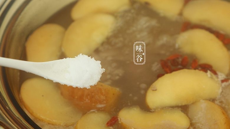 滋阴润燥的沙参玉竹苹果猪骨汤,加入适量的食盐调味即可;