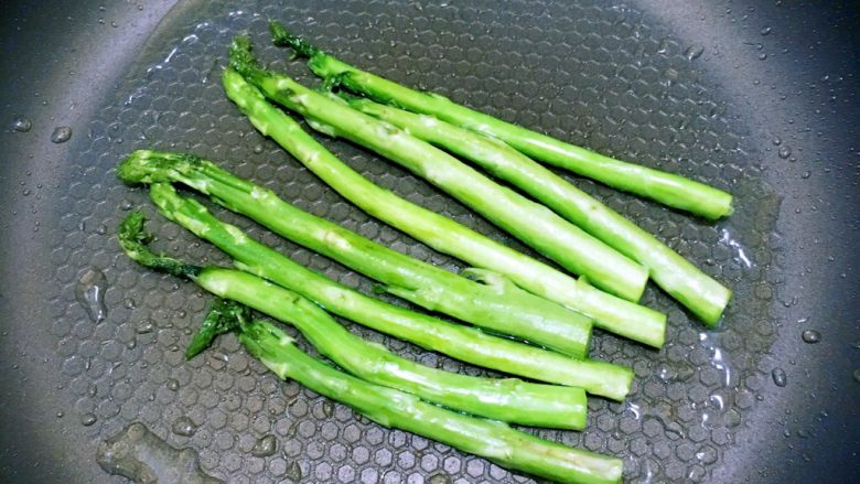 食疗-鸡胸肉减脂食谱,等油已经热滚了,以后加入我们的芦笋进行翻炒,直至变成青色,然后盛起来