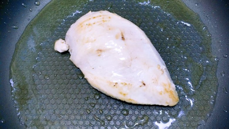 食疗-鸡胸肉减脂食谱,再倒一次油,待油热了以后,放入<a style='color:red;display:inline-block;' href='/shicai/ 101'>鸡胸肉</a>,一定要所有的面都煎一下哦!比较容易熟!