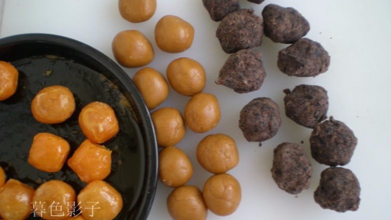 广式蛋黄月饼,松弛好面分成15克面皮,豆沙馅20克,蛋黄22克。全部计量好