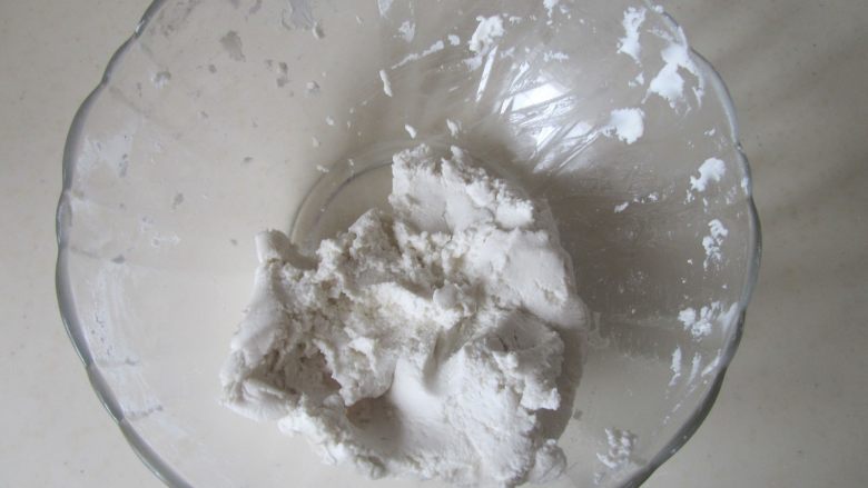 桂花豆沙莲子米酒汤圆,将它合成软硬适度的面团;