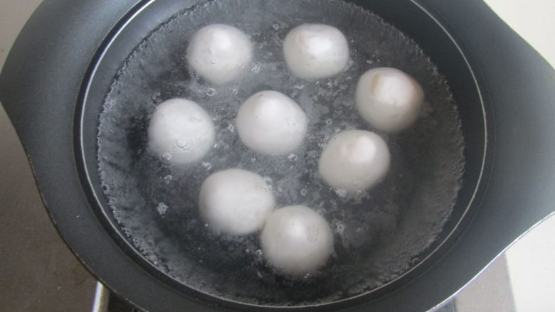 桂花豆沙莲子米酒汤圆,烧锅开水, 将汤圆放入里面进去煮;