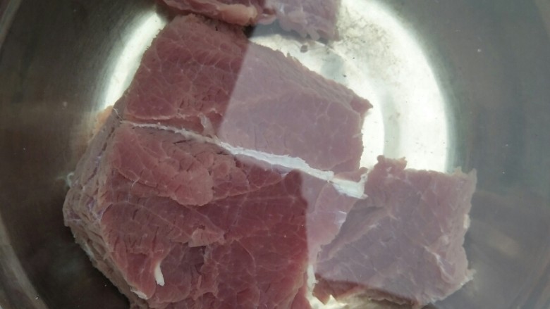 牛肉粥,先把买回来的<a style='color:red;display:inline-block;' href='/shicai/ 973'>牛里脊</a>肉浸在水中10min,去除血色,然后用手撸掉血水,拿起来切好剁成肉泥,其中我放点些姜跟蒜泥一起剁,去除牛肉的腥臊味,因为给宝宝吃的,就不用料酒或者葡萄酒,其实给点红酒更好,可提味。