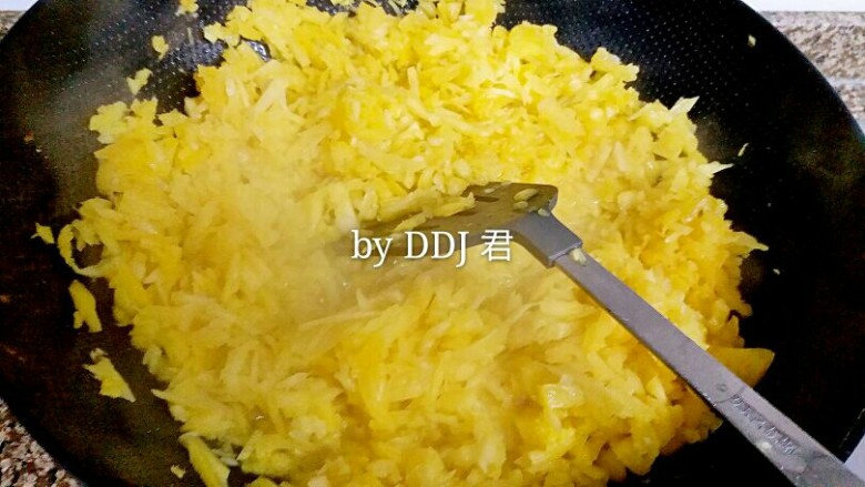 凤梨酥,凤梨切小,沥干果汁,用不粘锅炒,不要用铁锅哦。。
也可以用料理机打碎了炒