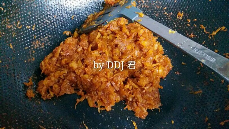 凤梨酥,炒制途中加冰糖。。起锅前10分钟加麦芽糖
这方子是用了三个凤梨,这图片上只有两个凤梨。还有一个是前一天炒了