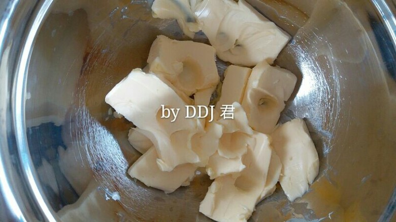 凤梨酥,<a style='color:red;display:inline-block;' href='/shicai/ 887'>黄油</a>软化好,可以用手机轻松按出手印哦