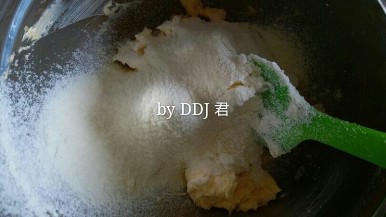 凤梨酥,加入过筛的奶粉和低粉,用刮刀翻拌均匀