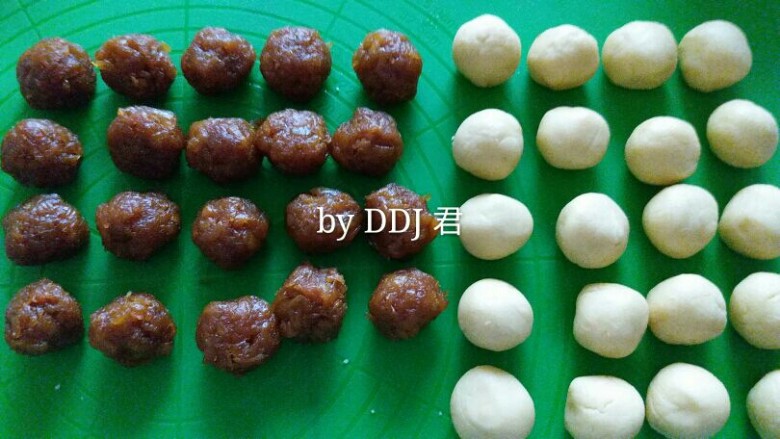 凤梨酥,把酥皮和凤梨馅儿各分成20克一个。。我的皮和馅刚好做了23个,馅儿炒好后,小朋友被馋到,吃了几口😋😋