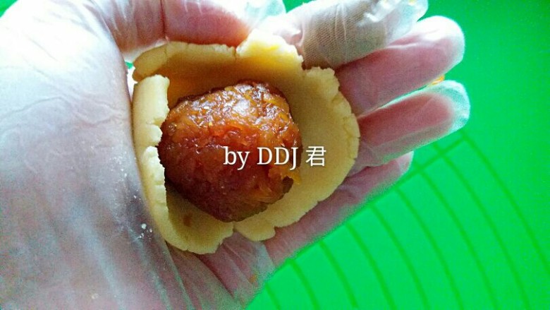 凤梨酥,酥皮压扁,包住凤梨馅儿