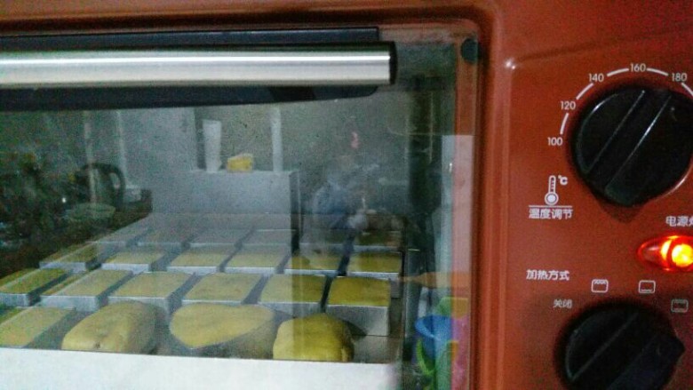 凤梨酥,烤箱180度提前预热,上下火180度烘烤30分钟