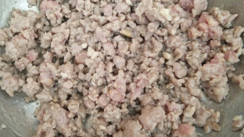 牛肉粥,用<a style='color:red;display:inline-block;' href='/shicai/ 849'>花生油</a>把牛肉泥稍微炒一下,不要炒太久,不然牛肉很快老,肉就变得很韧不好吃