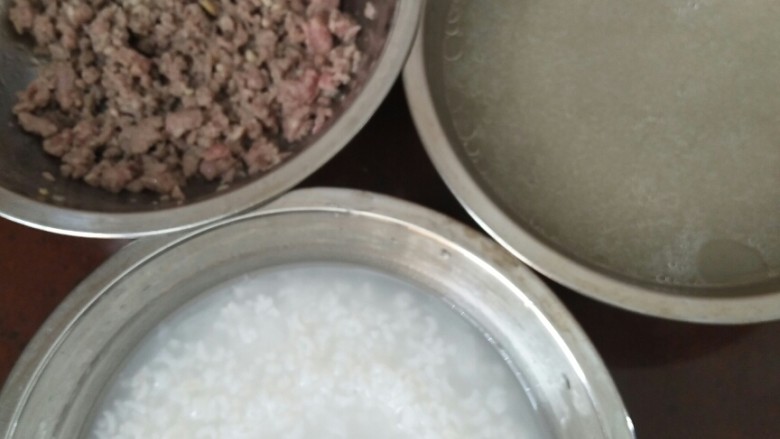 牛肉粥,在熬的水米融合的粥倒入高汤,再放入鸡腿菇和胡萝卜一起熬,待粥熬到差不多再放原先炒好的牛肉粒,大火煮开关小火熬三四分钟就可关火,喜欢葱花的可以撒点,因为我给小鲜肉吃的就不撒葱花了