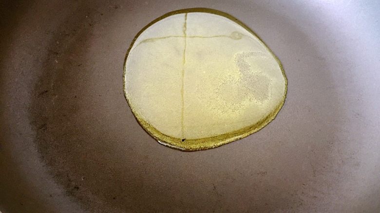 绿色美食+葱油芦笋白玉菇,锅清洗一下,擦干水分,热锅后倒适量油
待油开始冒青烟,马上关火