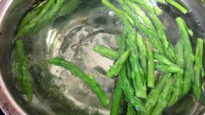 绿色美食+葱油芦笋白玉菇,看到水下冒大泡,不要太沸腾的状态
