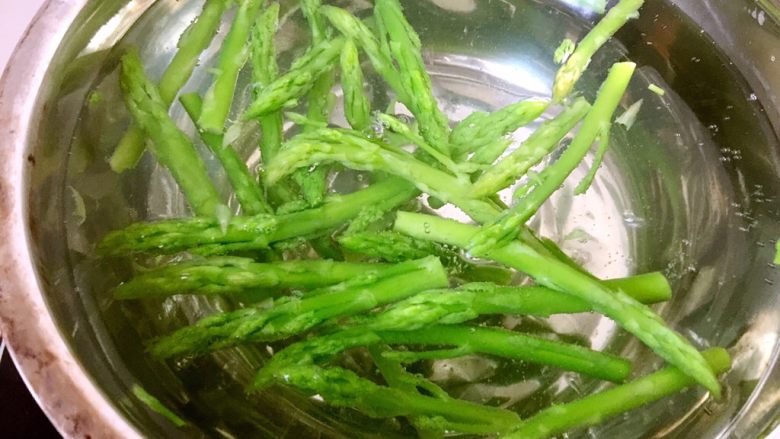 绿色美食+葱油芦笋白玉菇,将芦笋尖放入,焯烫