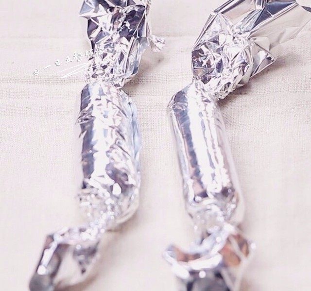 宝宝香肠,冷水上锅,将一个个“糖果”放锅中,大火烧开转中火蒸20分钟。