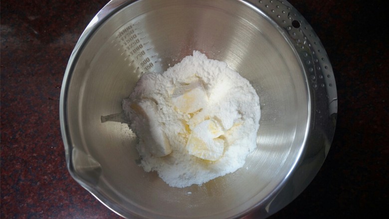 香肠糖霜饼干,黄油软化后加入糖粉,用打蛋器手动搅拌一下再用电动搅打至完全融合。