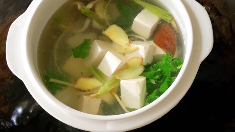 鲜嫩可口的香菜皮蛋鱼片豆腐汤,材料都放进去后,盖上盖子,大火炖3分钟。
