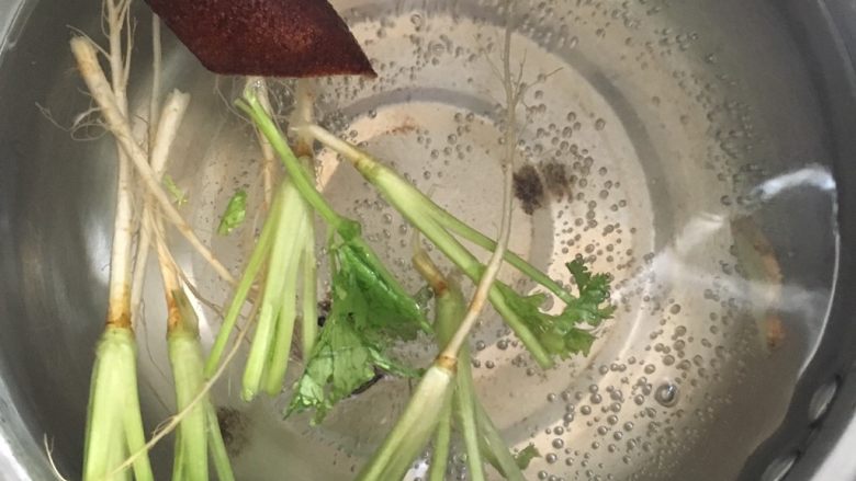 鲜嫩可口的香菜皮蛋鱼片豆腐汤,拿一汤锅把水煮开,放入香菜头,<a style='color:red;display:inline-block;' href='/shicai/ 3772'>陈皮</a>,酸姜,煮20分钟(我还没放酸姜就拍照了),最后五分钟时要放入豆腐。