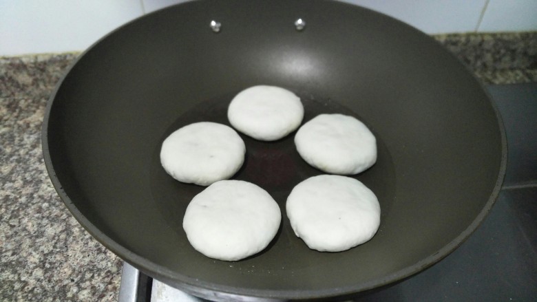 煎玫瑰酱饼,锅内热油,放入饼煎至定型。