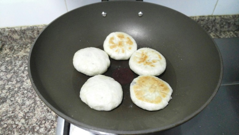 煎玫瑰酱饼,为了使口感更好,翻面煎至两面金黄出锅即可。