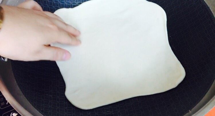 千层辣饼(香辣版),锅内放油,放入擀好的面皮,中火调节!如果有电饼铛的小伙伴可以直接总来操作!