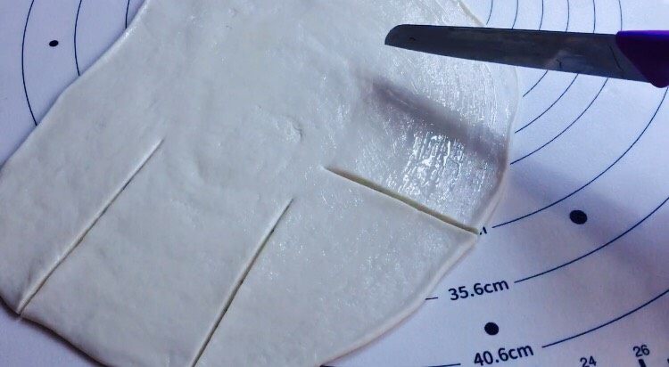 千层辣饼(香辣版),用刀切九宫格,切记不要切断哈,中间还是要粘连在一起的!