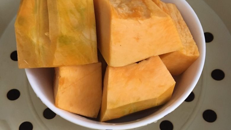 南瓜发糕,放锅中蒸二十分钟