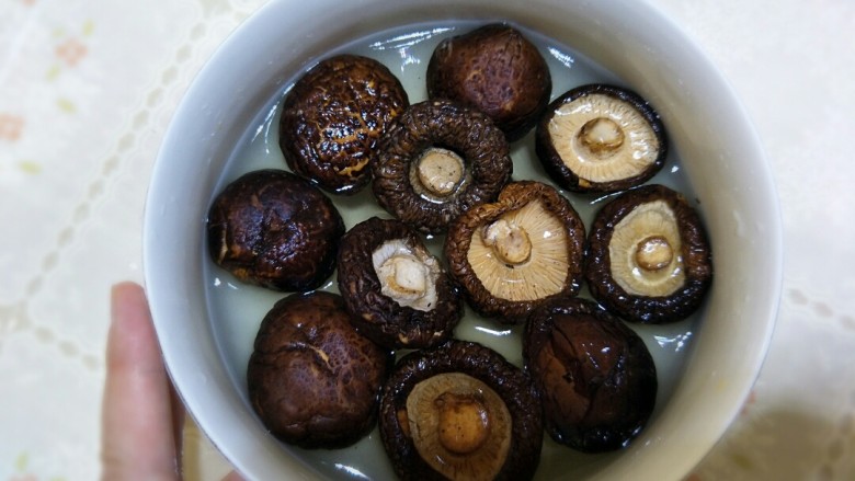 芦笋香菇鸡肉丸
(香菇鸡肉盏),<a style='color:red;display:inline-block;' href='/shicai/ 241'>干香菇</a>,先洗干净,因为泡香菇的水还要用来勾汁。