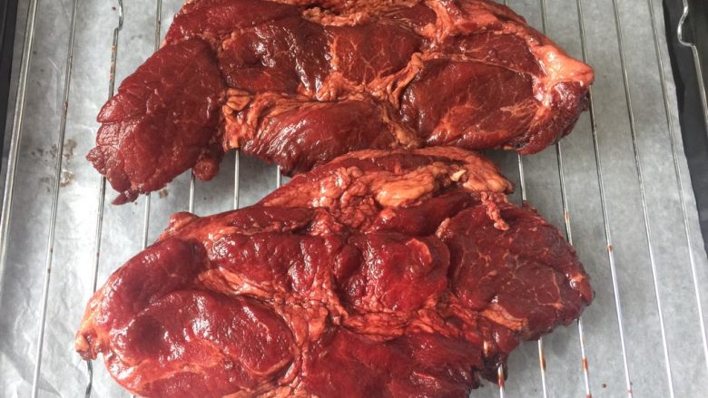 广式叉烧肉,取出放在网架上,烤盘垫入油纸