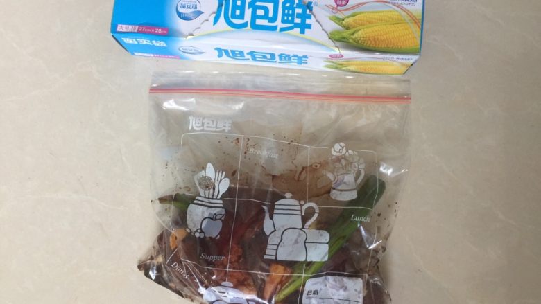 广式叉烧肉,将五花肉放入保鲜膜中,然后放入冰箱冷藏24小时