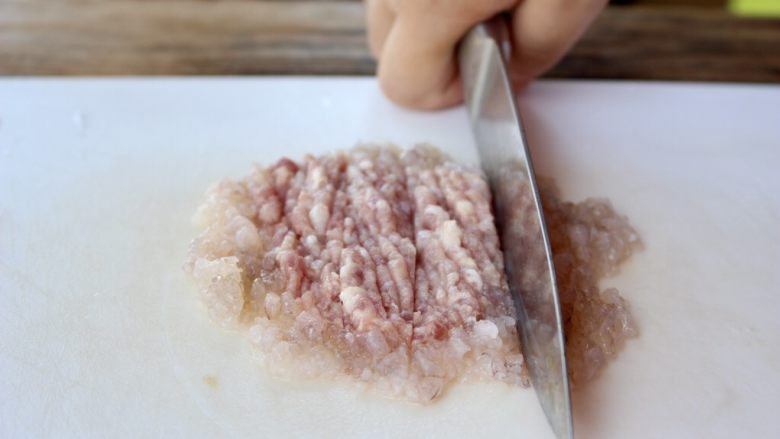 虾肉香菇盏,放入肉末，再次细剁一下