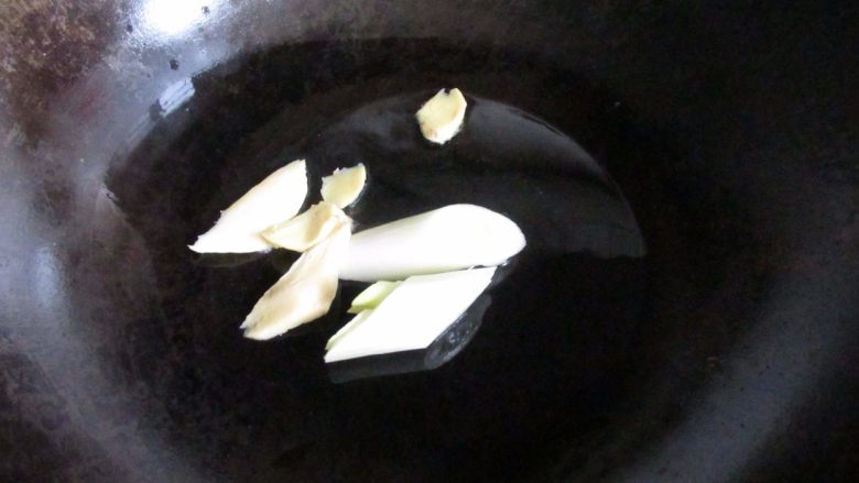 滋补砂锅猴菇鸡汤,锅里放油,放葱姜爆香。