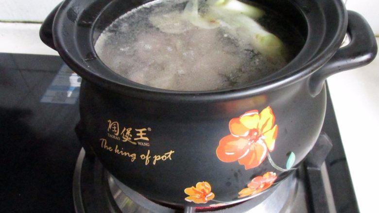 滋补砂锅猴菇鸡汤,倒入砂锅,放入开水。