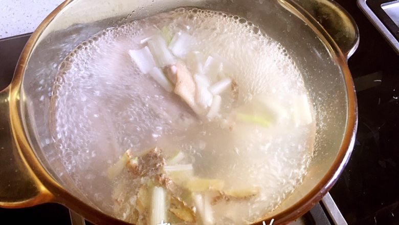 可乐鸡翅,大火烧开锅中水