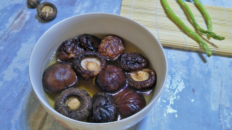 芦笋香菇鸡肉丸
(香菇鸡肉盏),洗净的香菇用温水可以快速泡发喔。