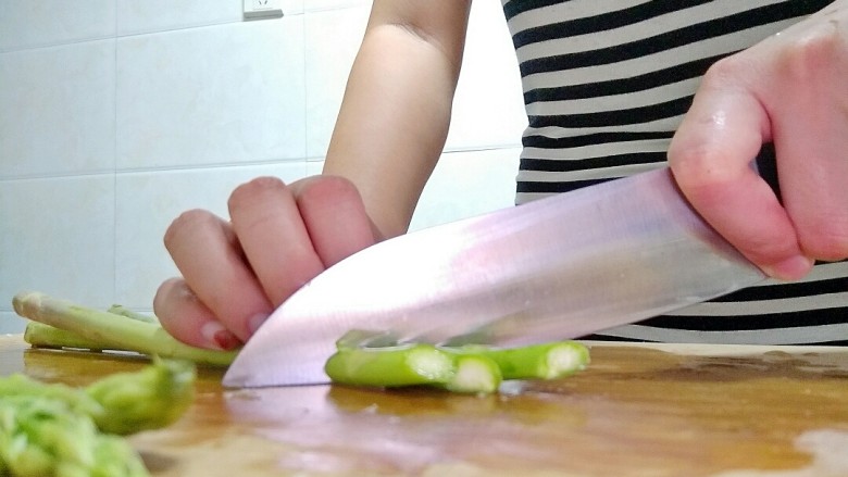 芦笋香菇鸡肉丸
(香菇鸡肉盏),芦笋剩余的部分切碎。