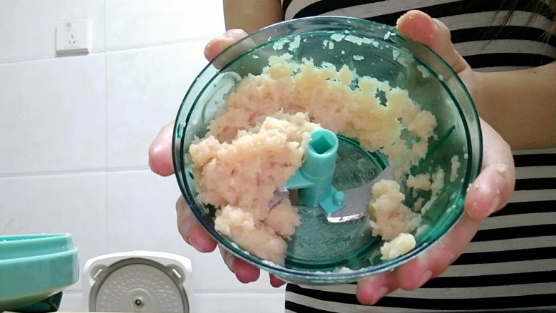 芦笋香菇鸡肉丸
(香菇鸡肉盏),然后放入料理机,打成鸡肉泥。