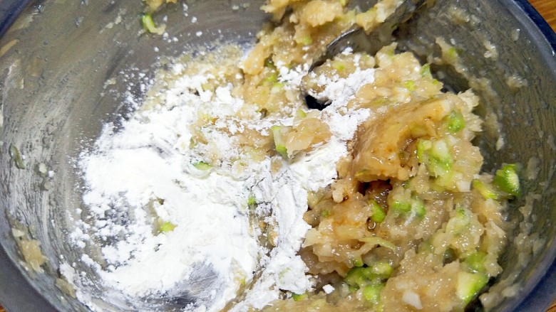 芦笋香菇鸡肉丸
(香菇鸡肉盏),然后倒入老抽,放入淀粉。