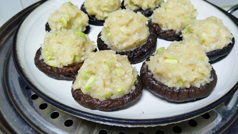 芦笋香菇鸡肉丸
(香菇鸡肉盏),这时水也烧开了,装好的鸡肉盏上锅蒸。