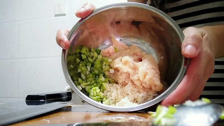 芦笋香菇鸡肉丸
（香菇鸡肉盏）,把处理好的藕、芦笋和鸡肉泥放入碗中。