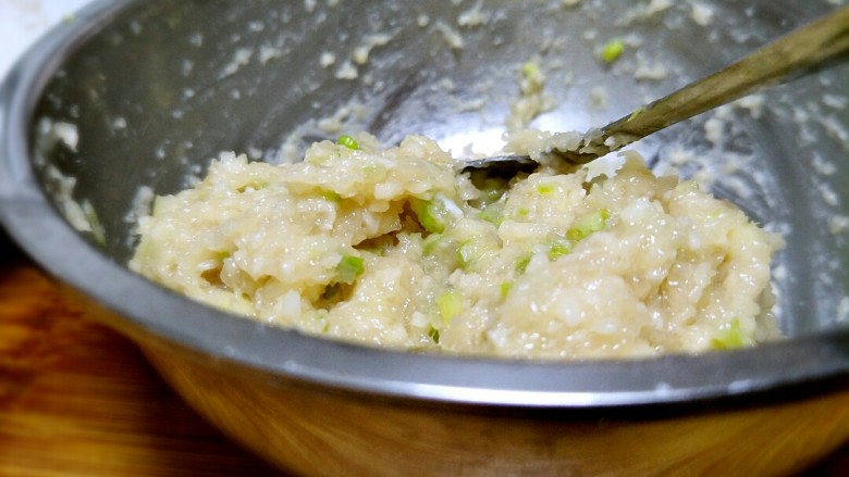 芦笋香菇鸡肉丸
（香菇鸡肉盏）,抓匀备用。